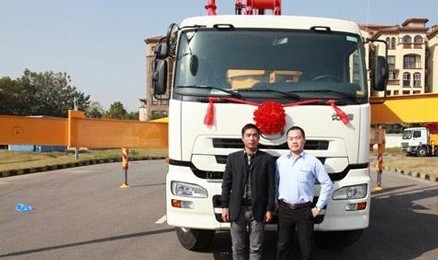 华中三一代理首台“大象”泵车交付使用
