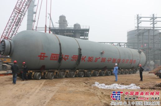 中油七特雷克斯1600吨级CC 8800-1天津大港首吊成功