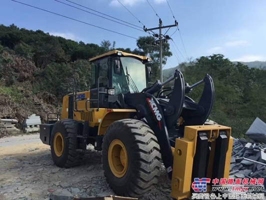 徐工首台国III石材叉装机服务中国最大采石场