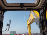 【视野开阔】液压挖掘机专用的大视野高强度钢性驾驶室，为操作人员提供广阔视野的同时保证良好的安全性，提高侧翻安全性（防翻滚选配）强度，有效保障驾驶员的人身安全。
