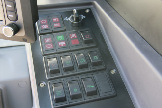 【上车操作室】1.按照人机工程学设计的新款860mm宽操纵室，安全舒适，推拉式车门，可调式坐椅；
2.手柄智能集成“动作+油门”，无需脚控踏板，大幅降低操作强度；
3.增加车身控制器，实现灯光、雨刮等集中逻辑控制，提升整车智能化控制水平，有效提高车身控制的可靠性。