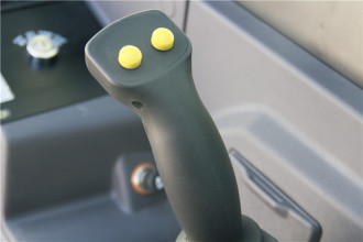 【上车操作室】1.按照人机工程学设计的新款860mm宽操纵室，安全舒适，推拉式车门，可调式坐椅；
2.手柄智能集成“动作+油门”，无需脚控踏板，大幅降低操作强度；
3.增加车身控制器，实现灯光、雨刮等集中逻辑控制，提升整车智能化控制水平，有效提高车身控制的可靠性。