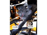 【高效液压系统】1.液压行走系统采用美国丹弗斯（Danfoss）变量柱塞泵和法国波克兰（POCLAIN）低速大扭矩马达,双轮驱动，驱动性能稳定，轻松应对恶劣工况；
2.振动系统采用知名品牌，可靠性高。
