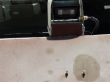 【监控系统】施工过程中通过车辆的加装两个摄像头和驾驶室内显示屏实时观察施工效果以及料仓内石料情况。