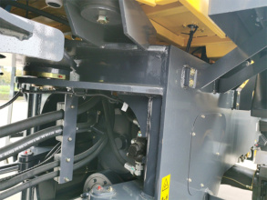 【轻量化车架】车架重新进行了优化，关键部件及薄弱环节进行加强，并经过CAE数字化分析，采用机器人焊接，安全可靠。