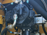 【智能液压系统】1.约翰迪尔智能液压控制系统（JD-IHC），川崎最新系列泵，根据迪尔设计定制
（1）泵输出效率提高，更适合在高强度作业；
（2）全新的主泵和主阀，复合动作更流畅。
2.行业独家的高效模式
（1）在轻载L，节油E，标准S功率模式之外的高效模式H可以将泵流量提升20%以上；
（2）动臂优先装车模式；
（3）通过激活90/180度按钮，可以自动匹配动臂和回转流量分配，提高装车效率。