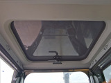 【天窗】标配钢制天窗。选配透明的聚碳酸酯天窗，能增加驾驶员视野。