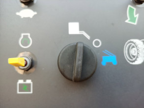 【上下车互锁】通过转台控制面板钥匙开关，实现上下车控制模式切换。
