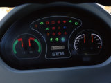 【舒适的操作环境】1. 新风增压功能，可使驾驶室更干净；
2. 高级纤维座椅，前后、上下和减震强度可调；
3. 多出风口设计，除霜效果更好，调节温度更快；
4. 全内饰设计，更温馨；
5. 配备燃油表， FNR档位控制器；
6. 驾驶室整体静音设计，驾驶室内噪音远低于国家标准限值；
7. 驾驶室、发动机双重减震系统，更舒适。