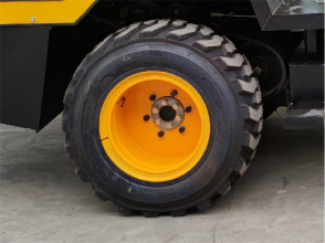 【轮胎】采用国际名牌加宽加厚橡胶轮胎，爬坡抓地平稳强劲。