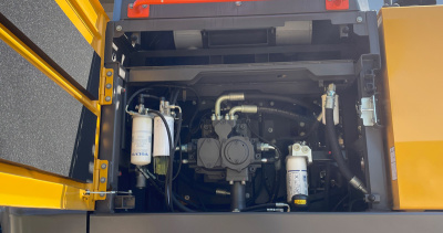 【泵室】燃油过滤系统由大型油水分离器和燃油过滤器组成，机油过滤系统有3个滤芯、2个主滤、1个旁通滤芯；滤芯集中布置，维护保养便利。