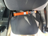 【安全带】配备橙色安全带，更加醒目，且具有报警功能，为驾驶员安全保驾护航。