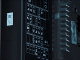 【EDB】沃尔沃采用人性化设计电气盒，易于检修，并且盒子上标注有图标，与保险丝和继电器一一对应，维护方便。
