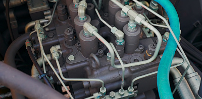 【液压系统】1、液压系统采用新型电控液压系统，燃油效率进一步提升；
2、标准配置5000H液压油，延长保养时间，降低保养成本。