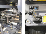 【液压系统】1、采用双泵合流工作液压系统、同轴流量放大转向液压系统，工作转向运行效率高，转向平稳可靠；
2、过铰接管路为直线型，减少油路压力损失；
3、配置先导操纵，操作轻便。