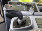 【操作手柄】由液压先导手柄更换为 电控手柄，带位置信号输出反馈。