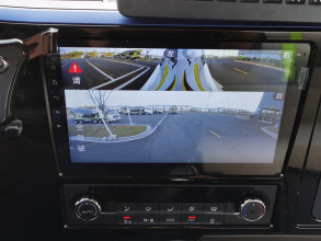 【10寸高清中控屏】10寸高清中控屏，前后左右360环视系统，视野开阔，行驶更安全。