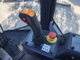 【电控操纵手柄】电控按钮式换挡手柄，配置定速巡航手油门，轻松驾驭。