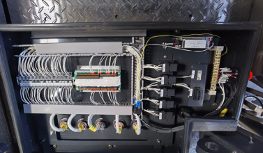 【配电柜】采用进口芬兰EPEC控制器，结合山推智能管理系统，保证摊铺的连续性及稳定性。