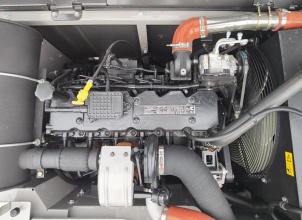 【发动机】康明斯QSB7大功率6缸发动机，功率储备系数大，扭矩输出强劲。