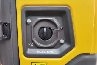 【AC交流充电口】支持壁式插座或配电箱充电，方便灵活。