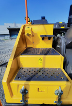 【上车通道】1、大型橙色安全扶手，更加醒目，提高工作人员的操作便利性和安全性；
2、多个坚固的踏板，金属沉孔防滑板，即使雨雪天气也可以提供优异的防滑性。