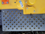 【上车通道】大型橙色扶手，防滑砂纸和金属沉孔防滑板保证上下车安全。