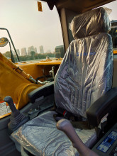 【座椅】一体化承重悬浮式座椅，两级滑道设计调整范围更大，满足不同操作人员的需求。采用层叠阻尼式减震装置，能有效抵消不良震动，有效减轻驾驶员疲劳度。