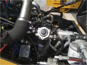 【支架更可靠】XG6033D双钢轮压路机取消了原柴油机自带支架。重新设计的支架，可靠性提升一倍。