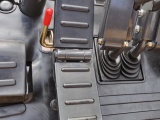 【破碎踏板】在安装属具的条件下，打开锁定杆，实现对液压属具的控制。