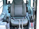 【航空式豪华座椅】全卧式座椅具有双滑轨前后调节腿部空间、悬浮式以及体重调节等多项功能，充足的空间使操作更加舒适方便。在驾驶室底座安装了减震器，通过支撑板的浮动结构，有效吸收机体的震动和冲击，创造出舒适的乘坐环境。