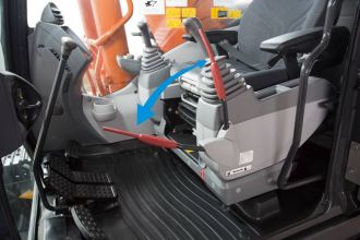 日立ZX300-5A挖掘机高清图 - 驾驶室